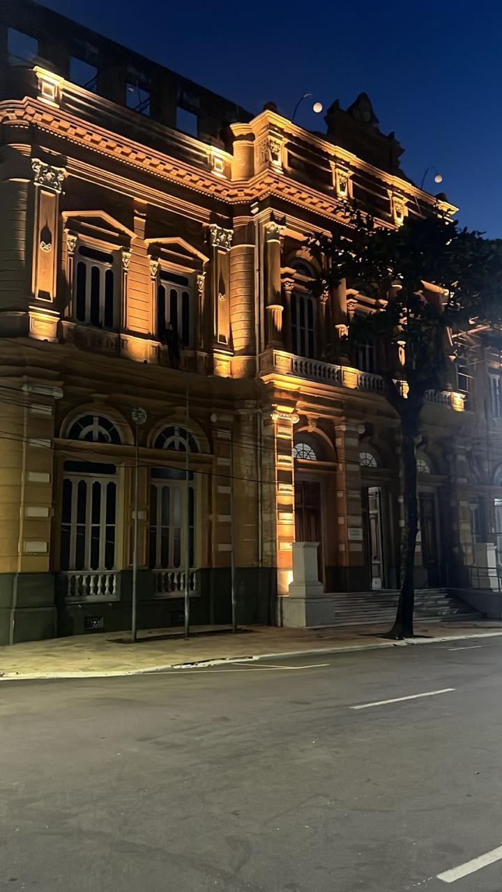 Palácio iluminado durante a noite em Manaus